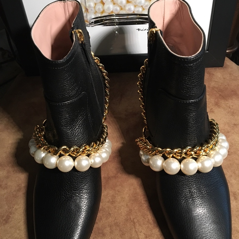MOSCHINO BOUTIQUE NIB AUTHENTIC VINTAGE BLACK LEATHER & PEARL CHAIN BOOTS - Picture 3 of 16